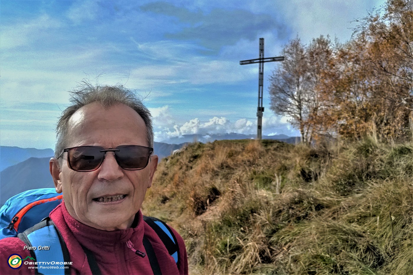 05 Alla croce di vetta del Monte Gioco (1366 m).jpg